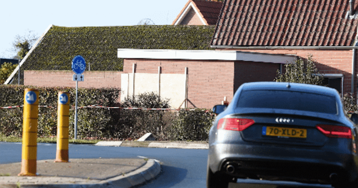 Voor tweede keer rijdt auto woning in Vroomshoop binnen