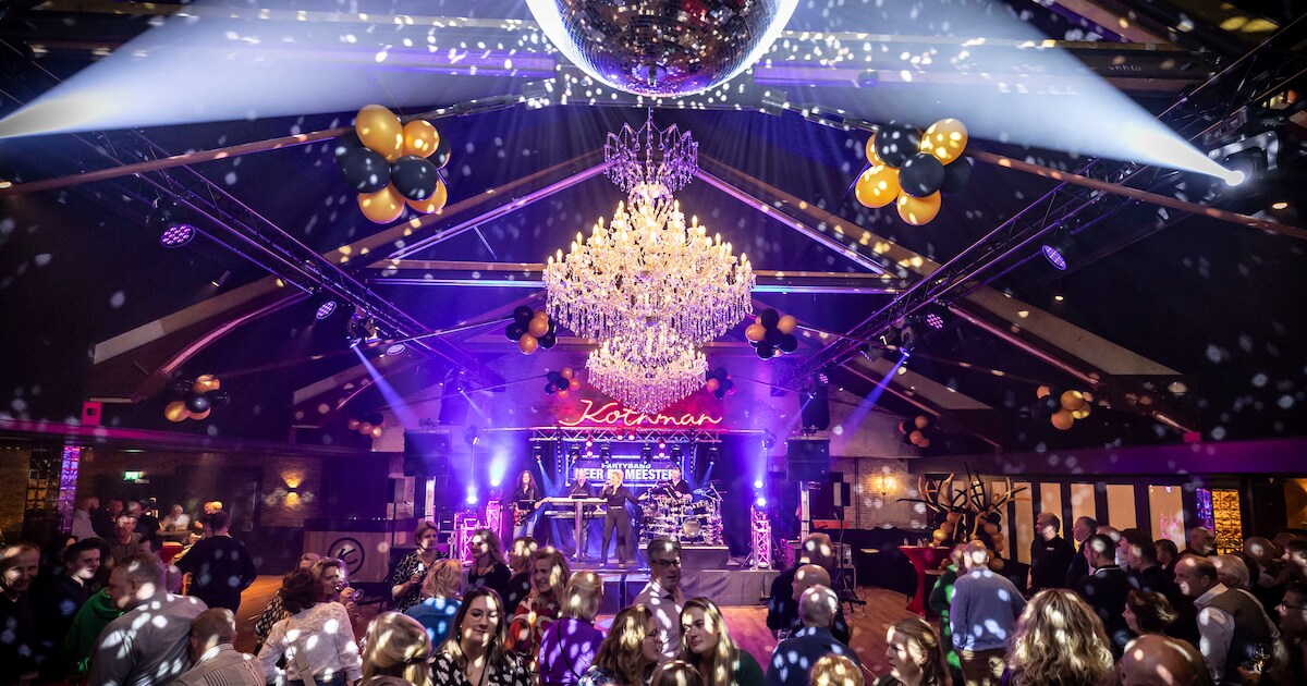 Negenhonderd swingende bezoekers dansen vervlogen Kothman-tijden tot leven | Oldenzaal