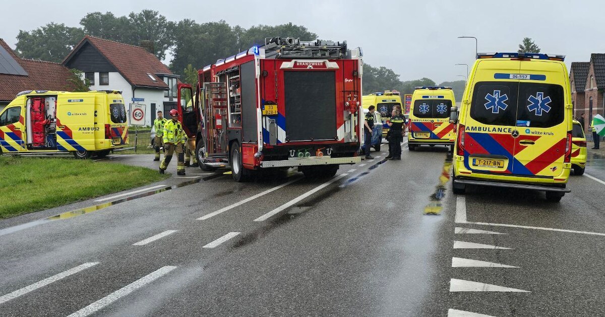 Traumahelikopter geland na ernstig ongeluk met oldtimerbusje in Aalten, weg afgesloten.