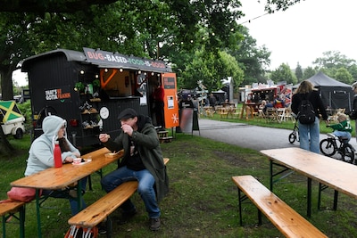 Stoere kerels eten krekels op foodtruckfestival Stoer Voer: 