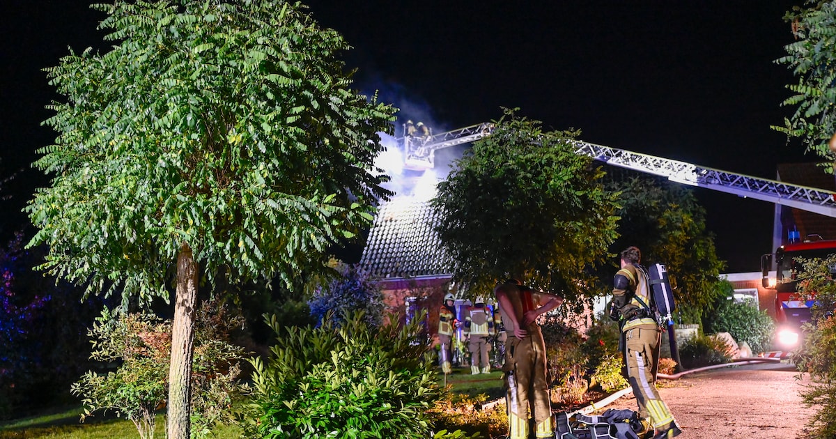 Uitslaande dakbrand in woning in Mander | Regio | Tubantia.nl
