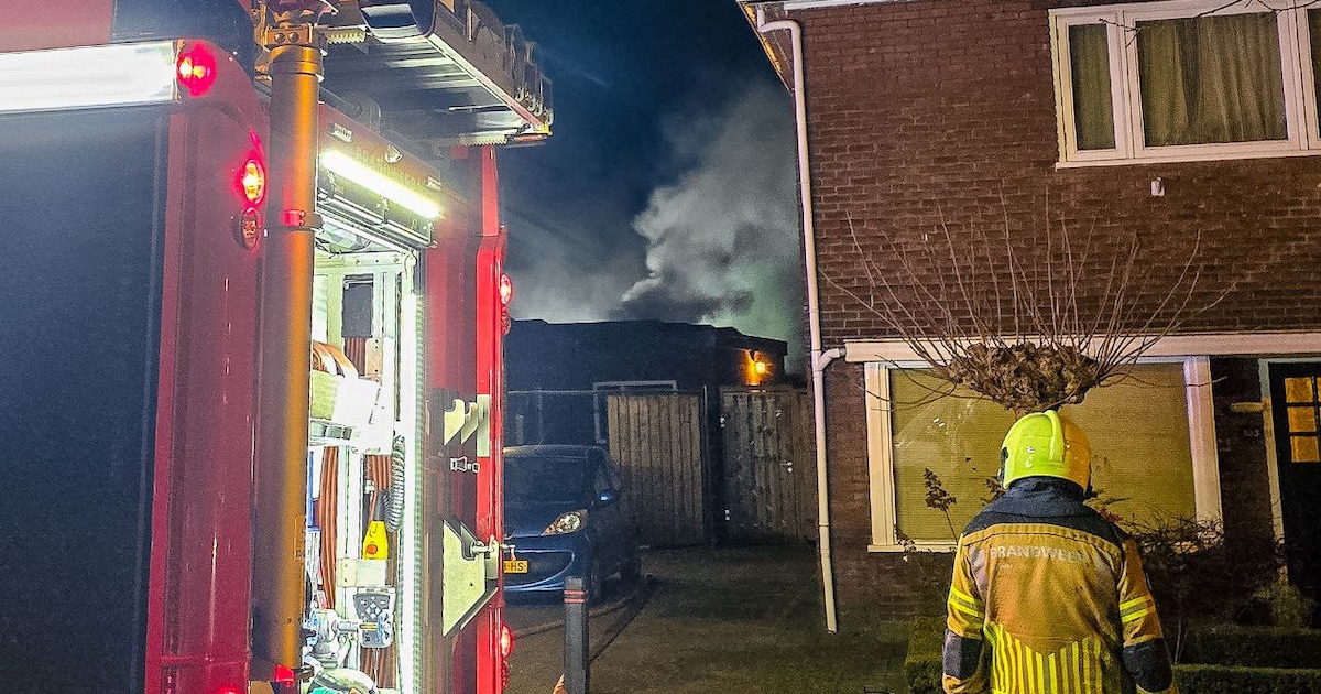 Afwachten na grote brand van 15 garageboxen in Hengelo: ‘Hopelijk mag ik snel het huis weer in’