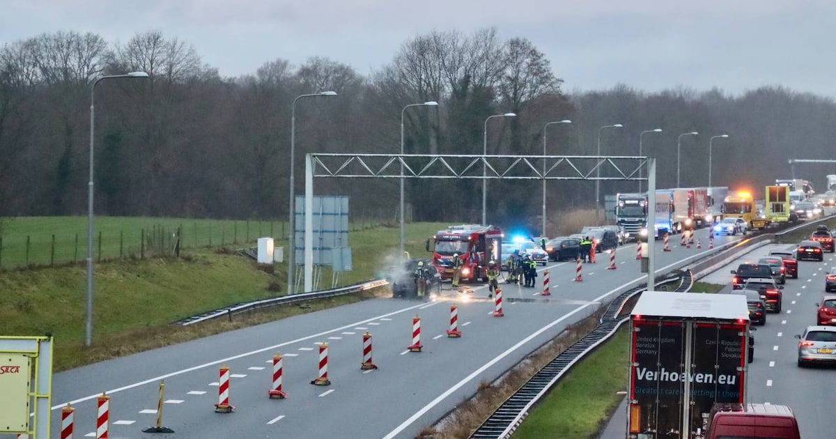 Autobrand op snelweg A1 vlak voor de grens: snelweg afgesloten