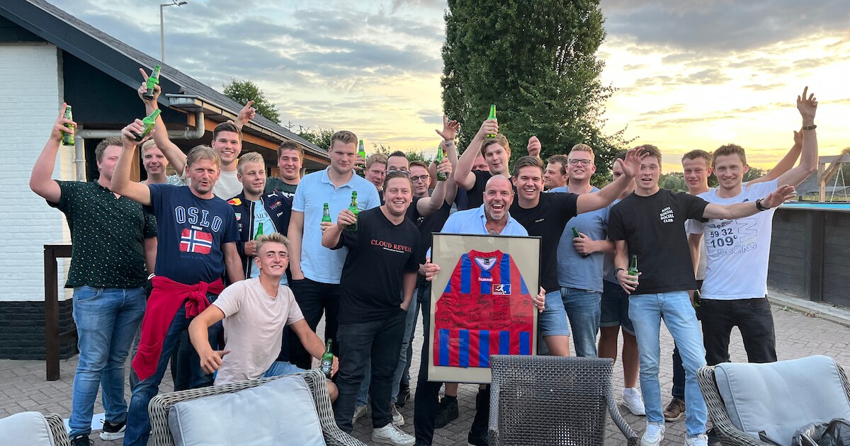 Kelderklasseteam uit Saasveld, getraind door BN’er en ex-voetbalprof Andy van der Meijde: ‘Hij vindt