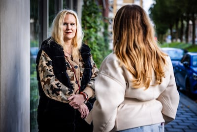 Honderd kinderen stonden te joelen en te filmen toen dochter van Larissa (17) vocht: ‘Ze wilde niet afgaan’