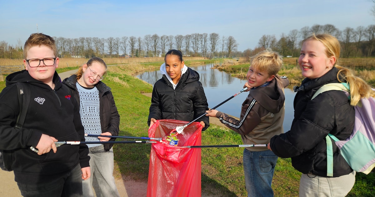 Leerlingen ruimen op en vrijwilligers knappen de tuin op