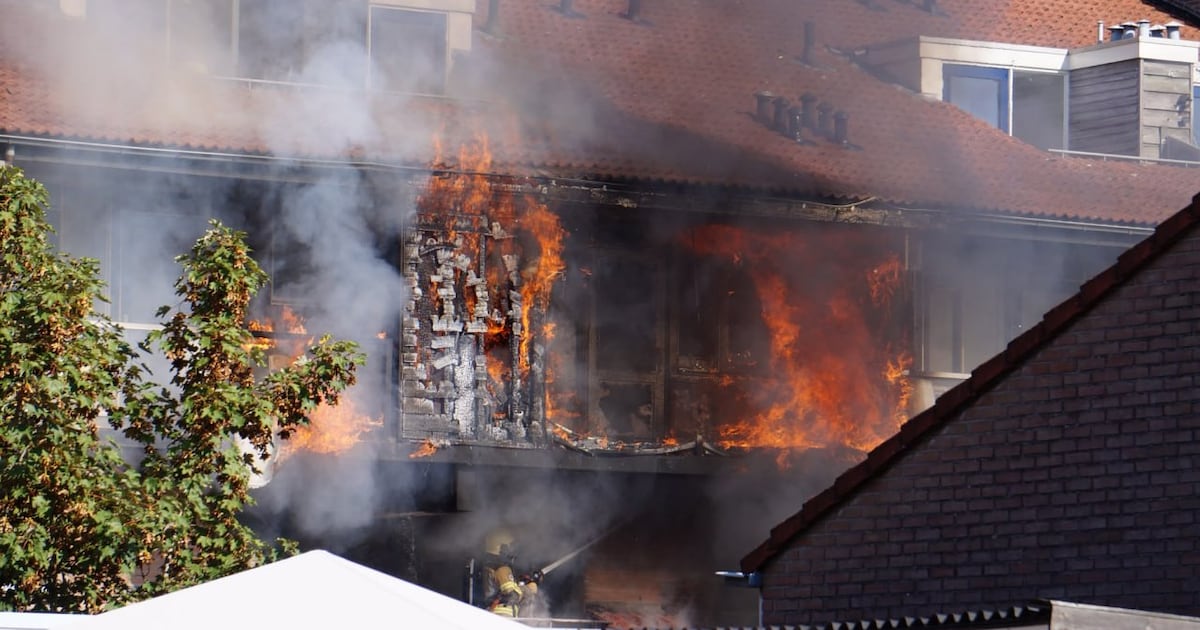 Twaalf woningen onbewoonbaar na brand in Almelo: kat overleden en één persoon gewond