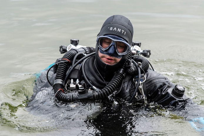 Matthijs Holtkamp vlak voordat hij onder water gaat.