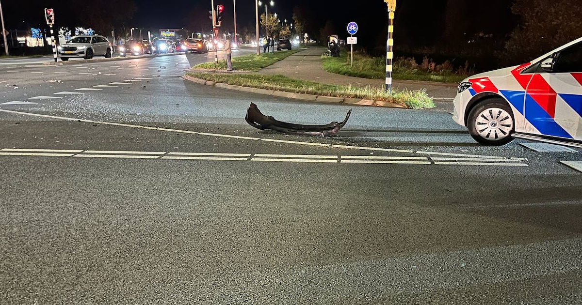 Kruising in Hardenberg bezaaid met brokstukken na aanrijding