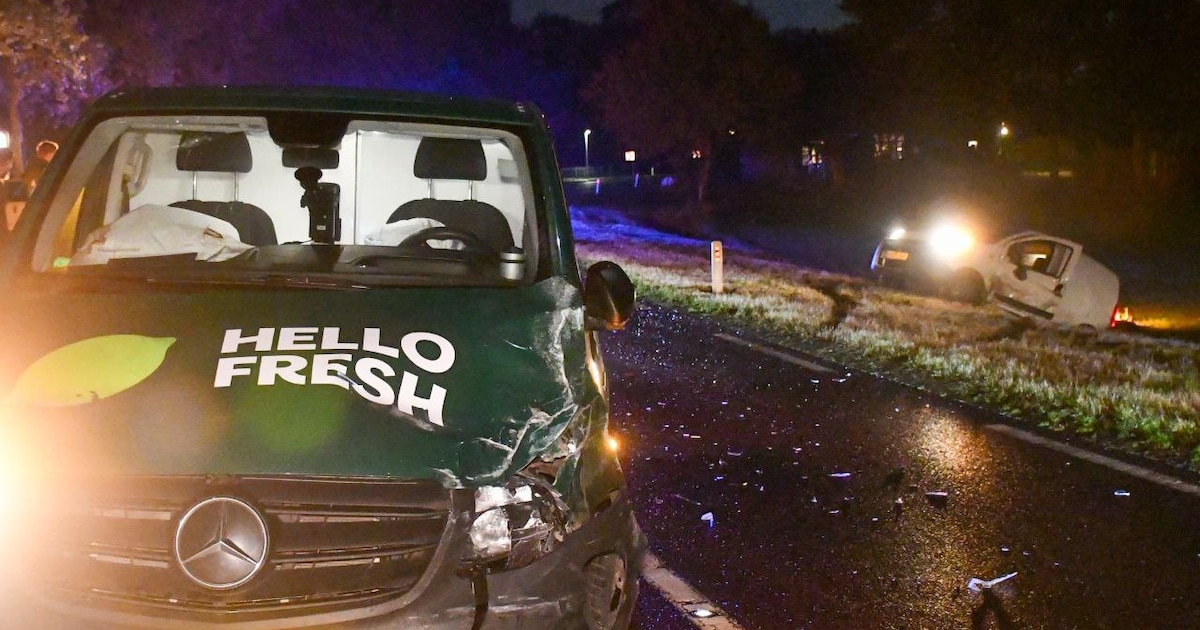 Bestelwagen belandt in sloot na aanrijding bij Daarle.