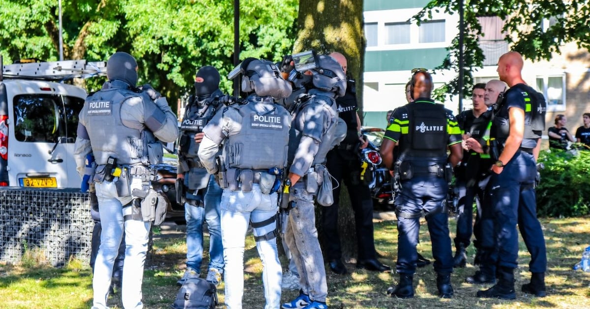 Grote politieactie in Enschede, politie draagt bivakmutsen en kogelwerende vesten