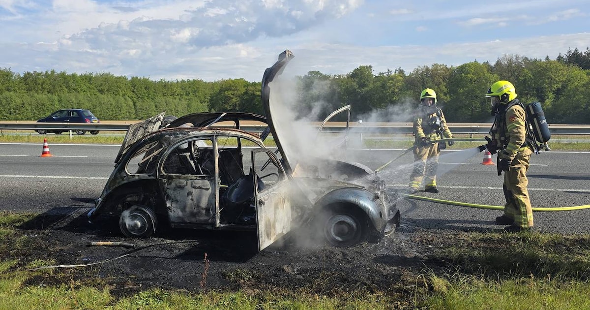 Oldtimer volledig uitgebrand op A18 bij Doetinchem: inzittenden waren onderweg naar Citroën-bijeenko