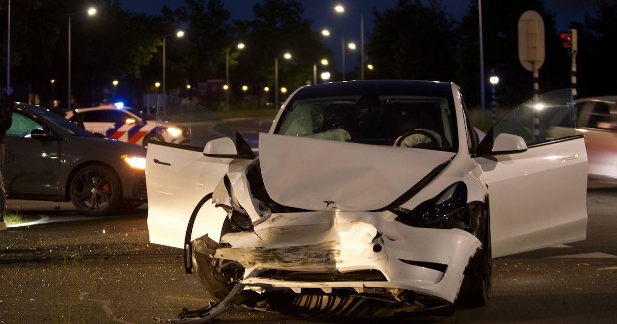 Auto’s total loss na botsing op kruising in Oldenzaal.