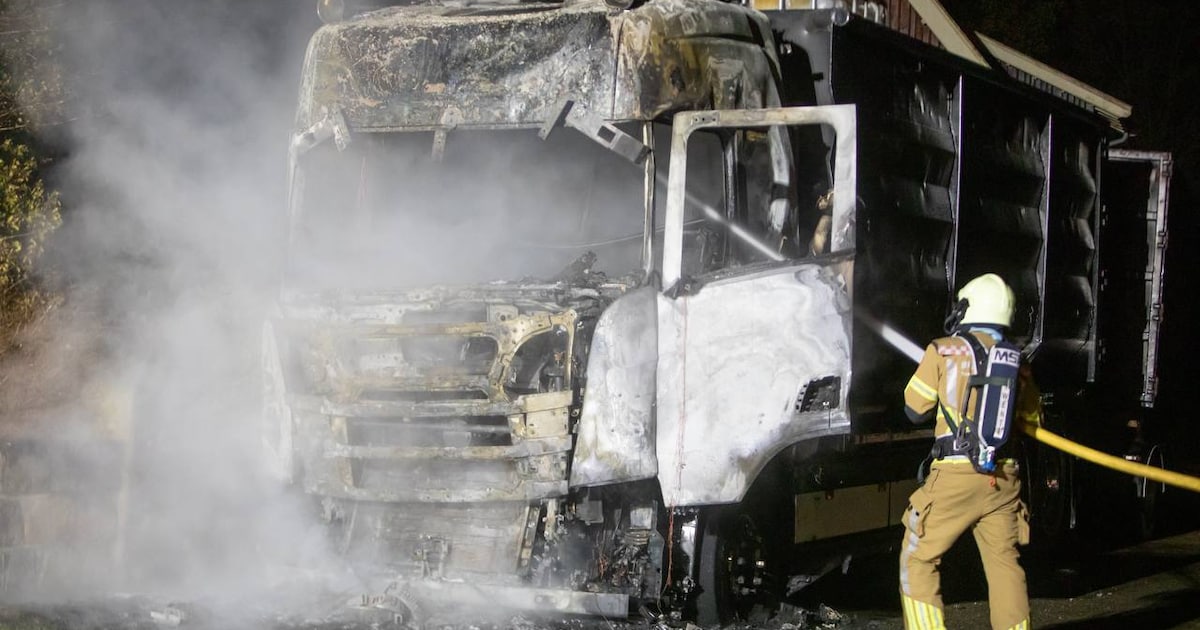 Vrachtwagen volledig verwoest door brand in Rossum