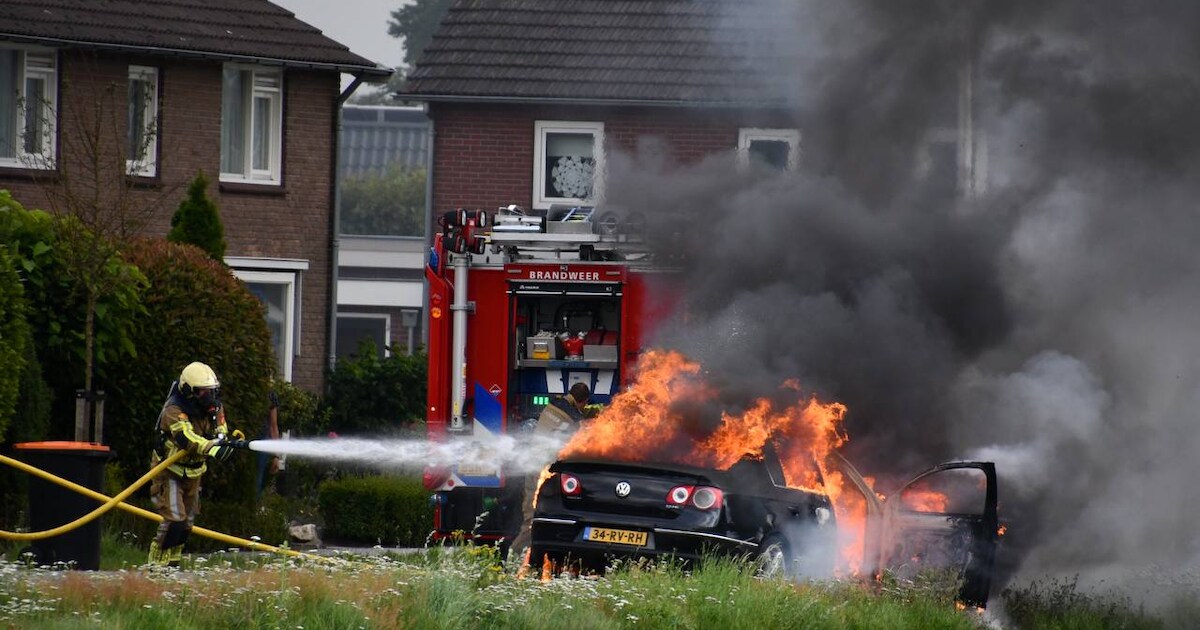 Auto vliegt tijdens het rijden in brand in Daarlerveen, inzittenden op tijd in veiligheid