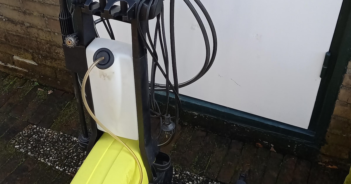 Hogedrukreiniger, vier tuinstoelen en een dressoir aangeboden