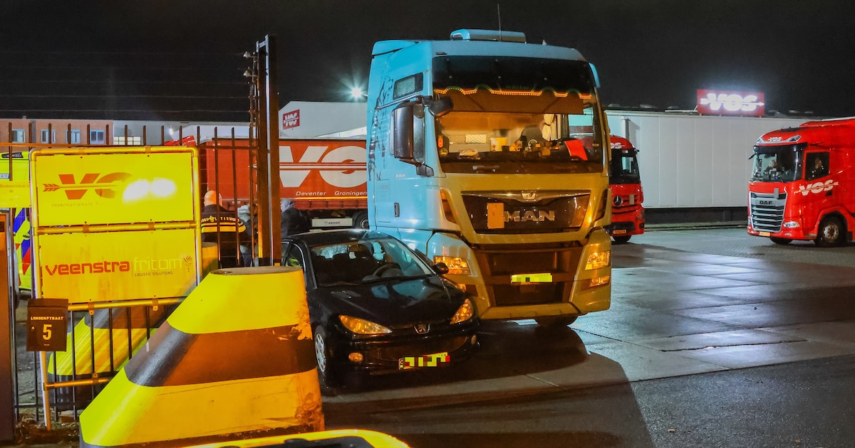 Vrachtwagen en auto botsen op bedrijventerrein in Deventer