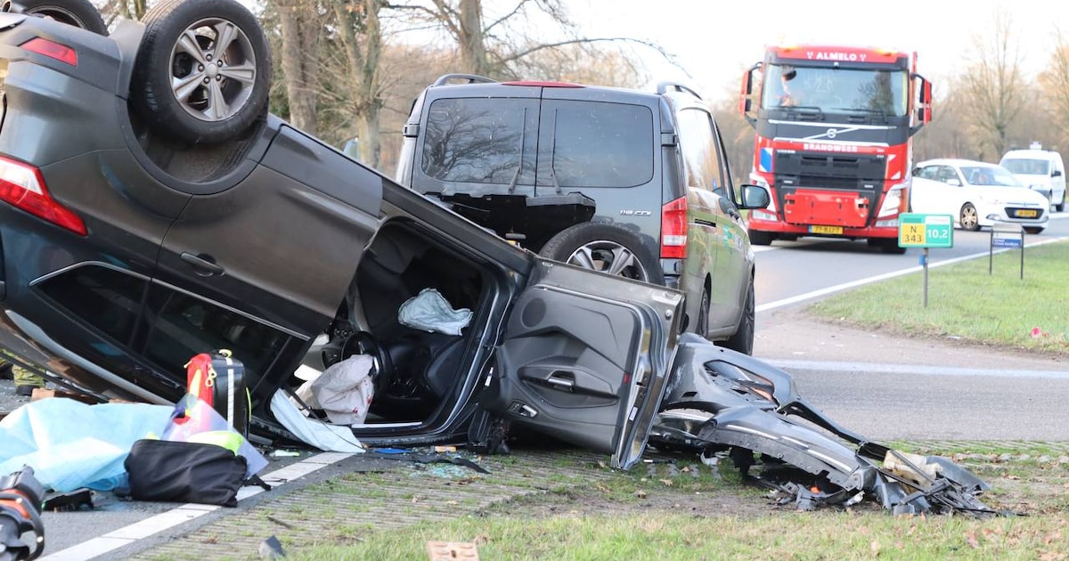 Zware aanrijding in Reutum: auto’s botsen frontaal tegen elkaar, één voertuig slaat over de kop