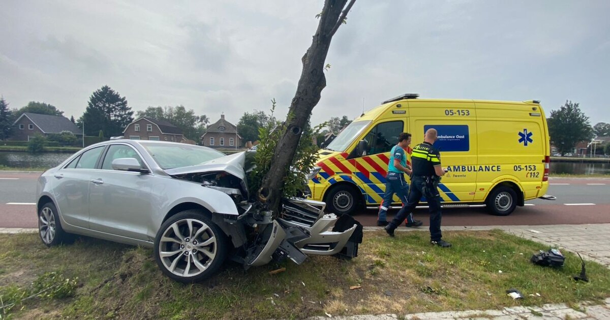 Automobilist rijdt tegen boom in Daarlerveen: één gewonde