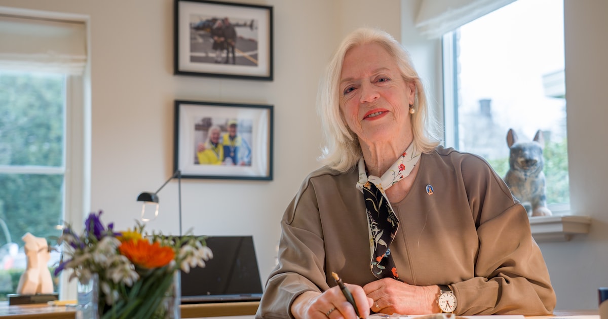 Hengelose (78) kwaad om geweld tegen vrouwen: ‘Elke man die dit speldje draagt is een held’