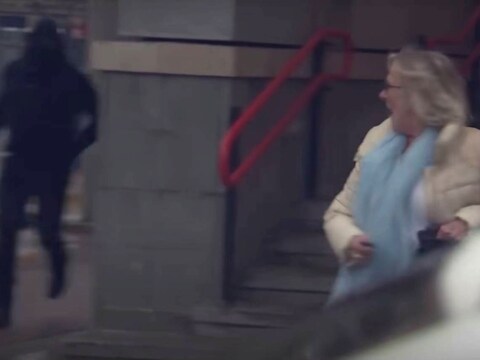 Dochter ziet dat moeder (66) achterna wordt gezeten in Enschede en duikt in auto, maar ze is te laat: ‘Alsjeblieft, niet steken’