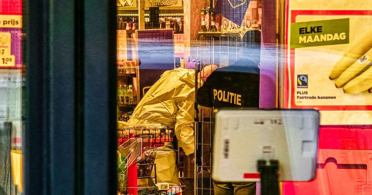 Forensisch experts van politie doen onderzoek bij Plus Eschmarke in Enschede