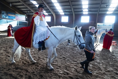 Sinterklaas-training op manege om paardrijkunsten te verbeteren: ‘Viel bij intocht van mijn paard’
