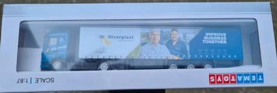 Wie kan Edwin helpen aan de modelvrachtwagen van Niverplast uit Nijverdal?