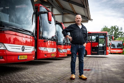 Jos (63) van Fietax ziet de gekste dingen in zijn bus: ‘Die jongen sloeg de ruit in met de noodhamer’