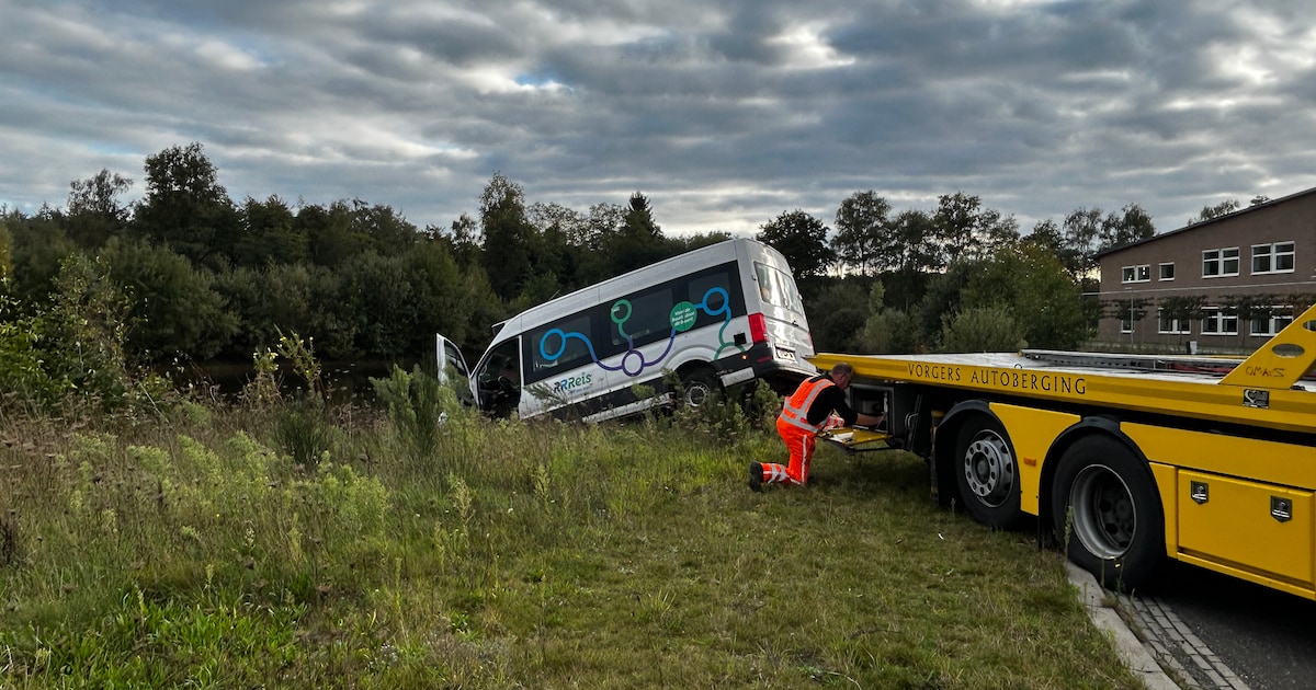 Buurtbus raakt te water in Nijverdal, gelukkig zonder passagiers | 112 nieuws Hellendoorn