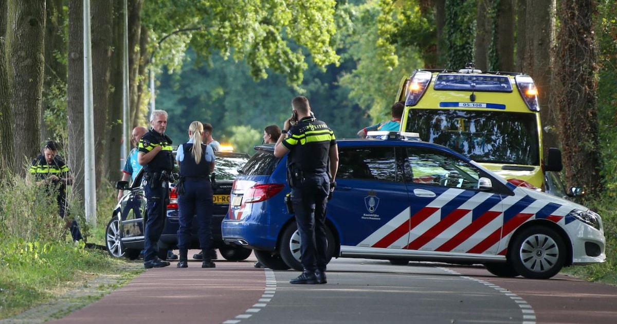 Fietser gewond bij aanrijding op Vliegveldweg in Enschede, automobilist aangehouden.