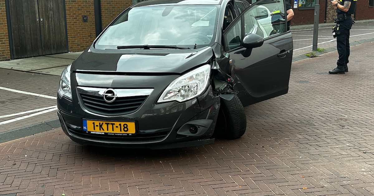 Beide bestuurders gewond bij botsing in Goor.