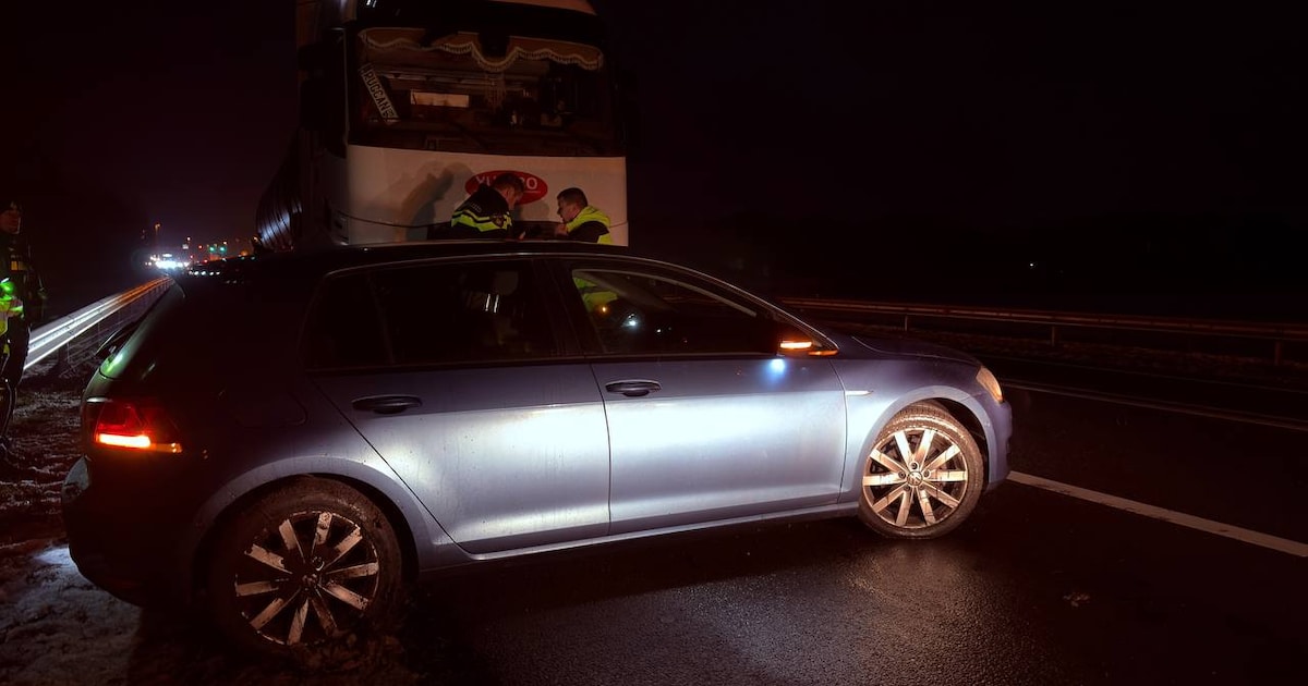 Vrachtwagen schuift auto mee op provinciale weg bij Mariënberg