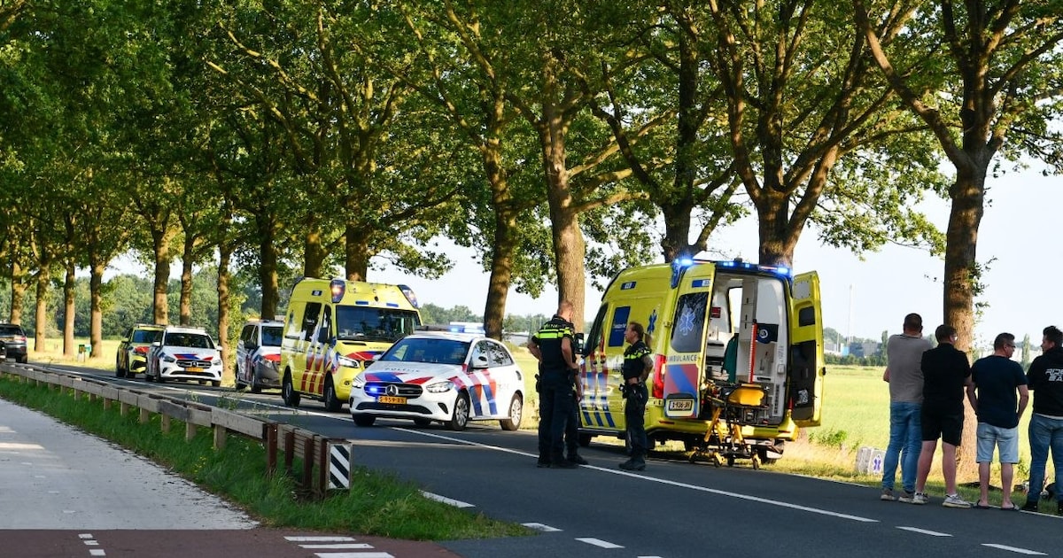 Hulpdiensten massaal uitgerukt voor ongeluk op Nieuwe Daarlerveenseweg in Vriezenveen