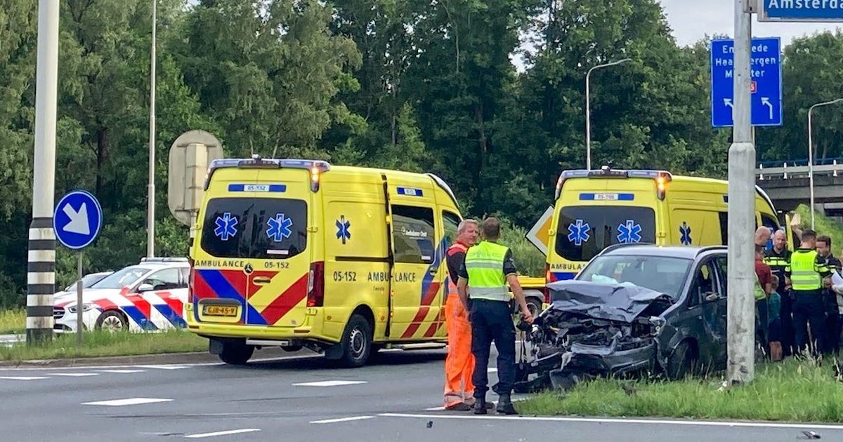 Aanrijding in Hengelo: 1 gewonde, weg naar.