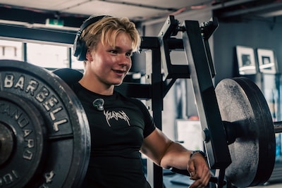 Fitfluencer Jesse (16) uit Almelo filmt elke dag in de gym: ‘Zit nu veel beter in mijn vel’