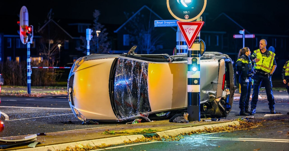 Auto belandt op zijkant bij zware aanrijding op Rondweg in Borne.