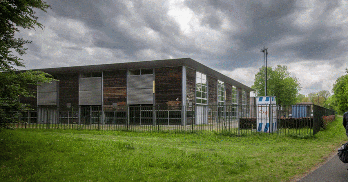 Staat een azc vaak in een woonwijk of klopt dat beeld niet? Wij zochten het uit