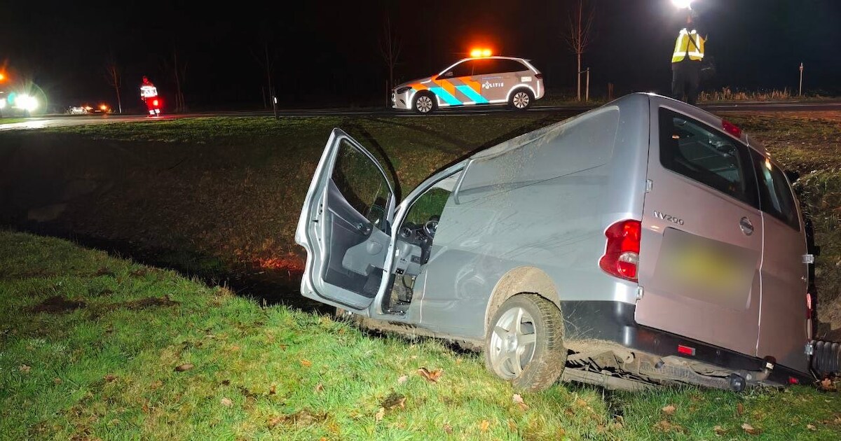 Bestelbusje in sloot terecht gekomen na uitwijkmanoeuvre in Rietmolen