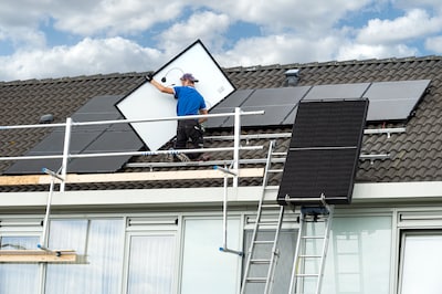 Zonnepanelen worden een kostenpost voor huurders nu het kabinet de hand op de knip houdt