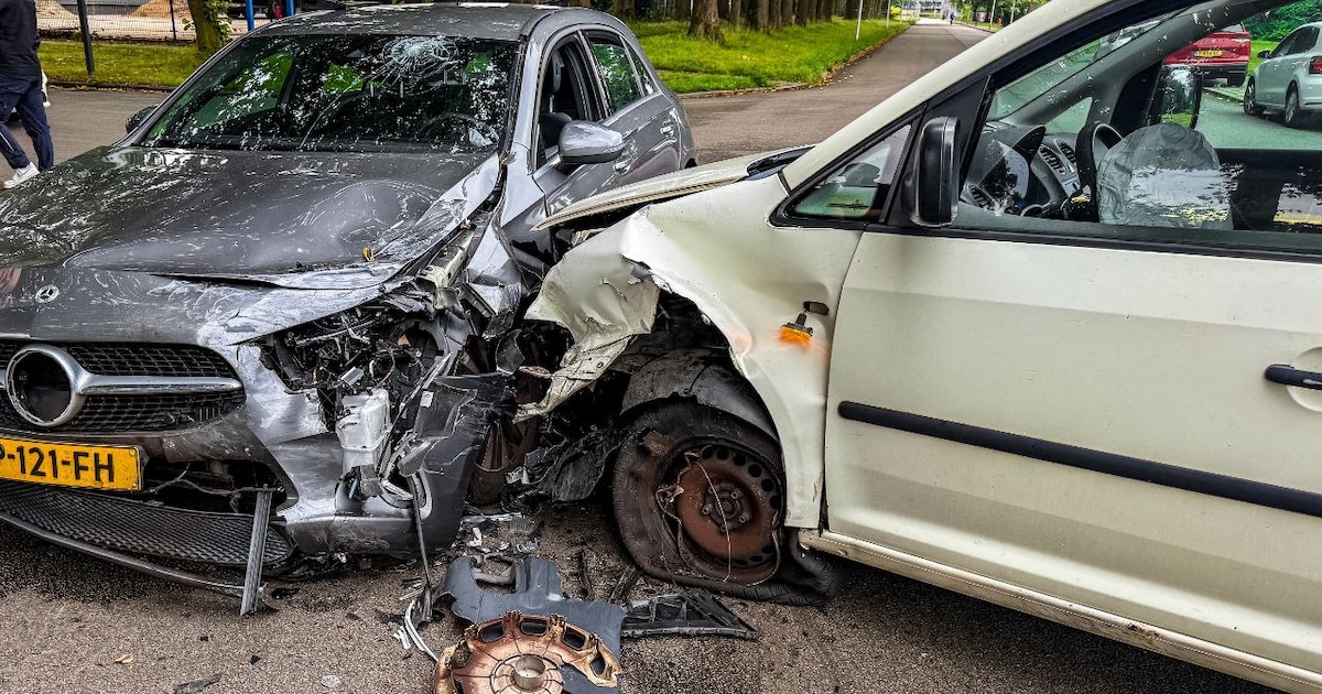 Twee gewonden bij aanrijding in Enschede, grote schade aan beide voertuigen.