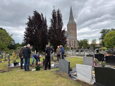 Oude omgevallen grafmonument van grootouders Dieks en Maria wordt door vrienden van Wim in ere herst