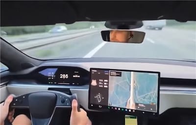 Automobilist scheurt met bijna 300 kilometer per uur over Autobahn maar krijgt dan klapband
