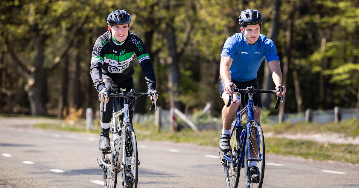 Rinze en Thijs (20) fietsen 106 keer de Lemelerberg op: ‘Ik heb toch ...