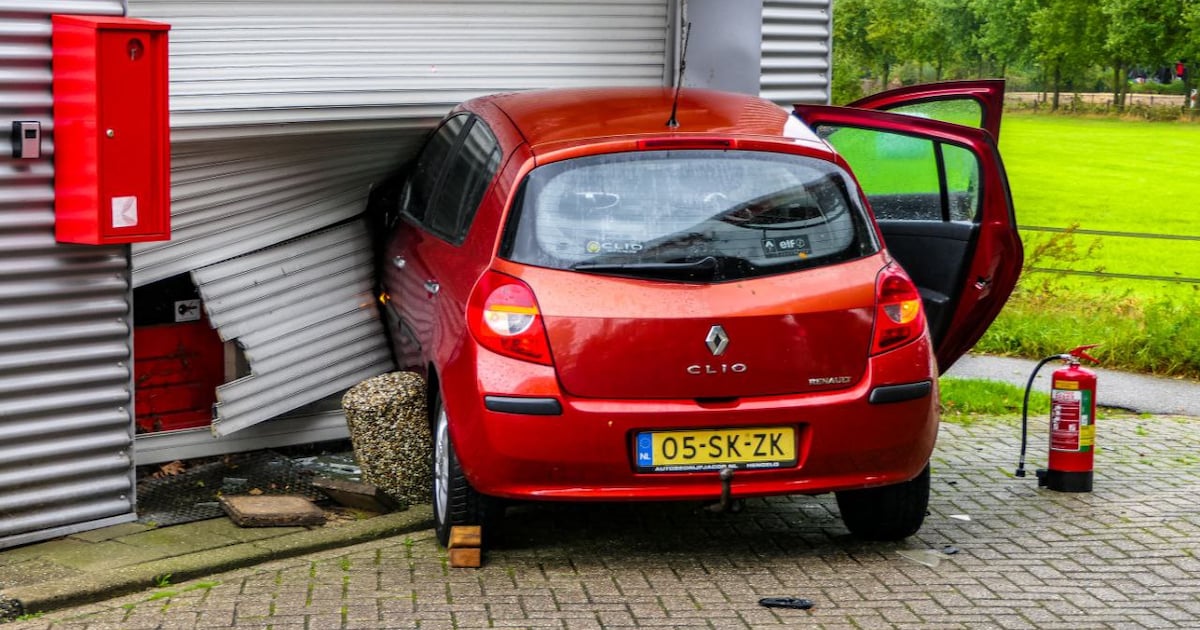 Auto rijdt bij tankstation naar binnen bij aanrijding in Haaksbergen.