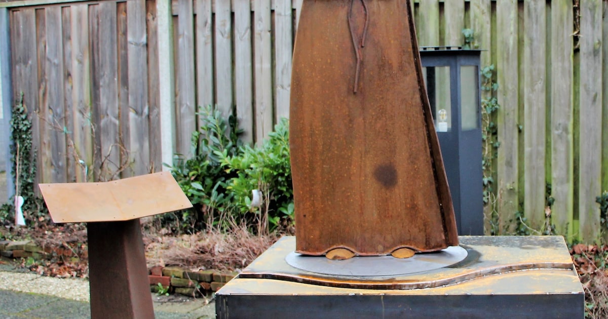 Geen brons, maar een sculptuur van staal op het centrumplein in Diepenheim: ‘Spijtig, maar te duur’