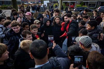 Vuurwerk, fatbikes en eieren: drukte en chaos bij Het Noordik in Almelo door komst TikTokker SpiderAli