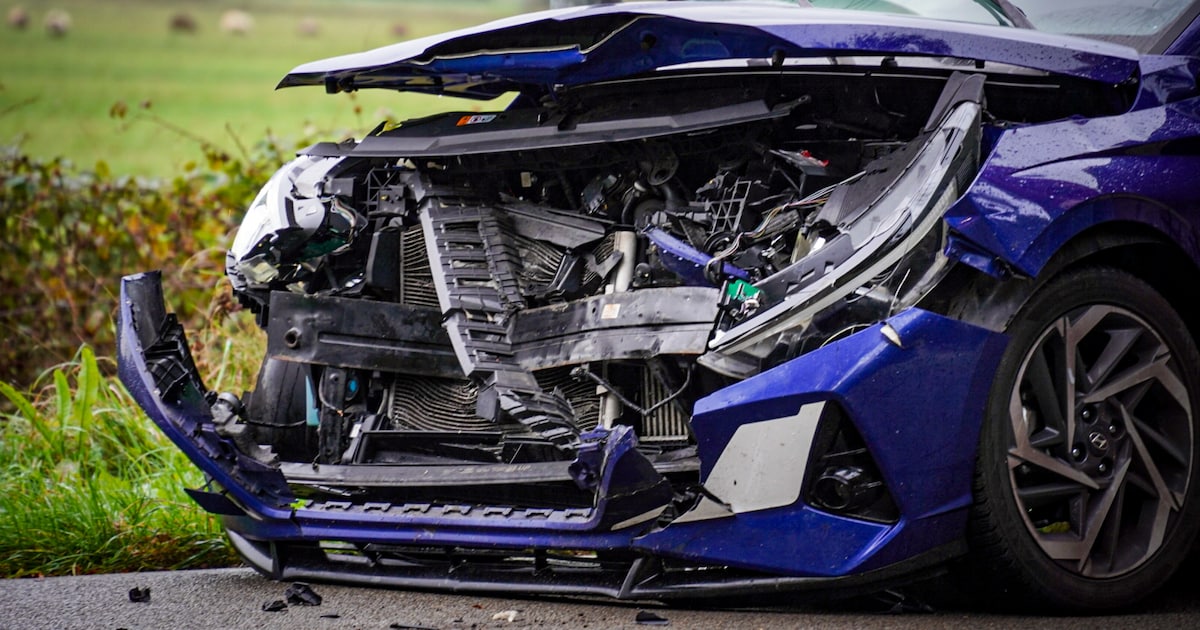 Frontale botsing in Warnsveld, flinke schade aan beide auto’s