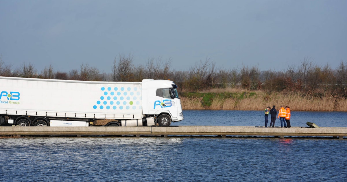 Twentse trucker zakt met zwaar beladen vrachtwa­gen door betonnen brug in de Biesbosch: ‘Geen idee h