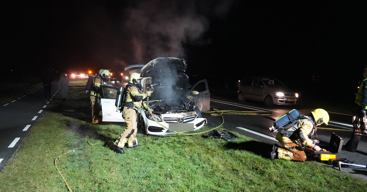 Auto vliegt tijdens rijden in brand in Wijhe